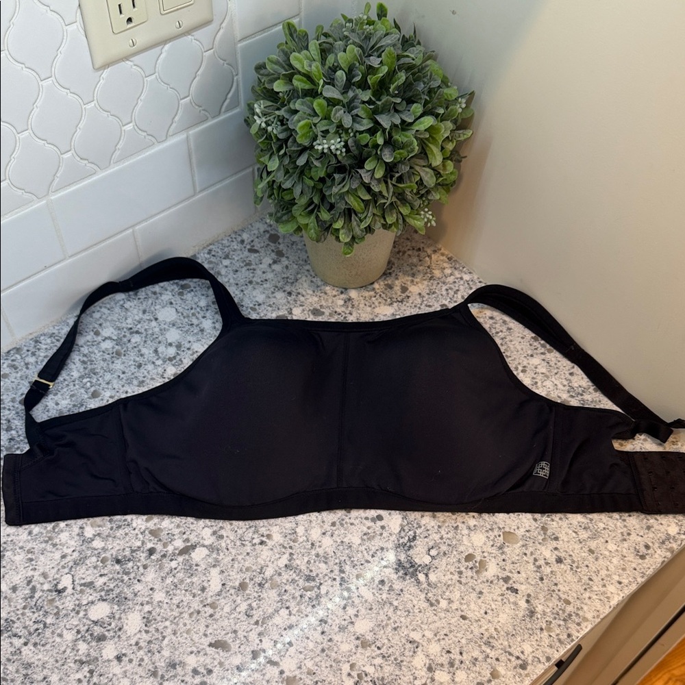 Natrori yogi convertible  black sports bra size 34 I or 34 DDDDD